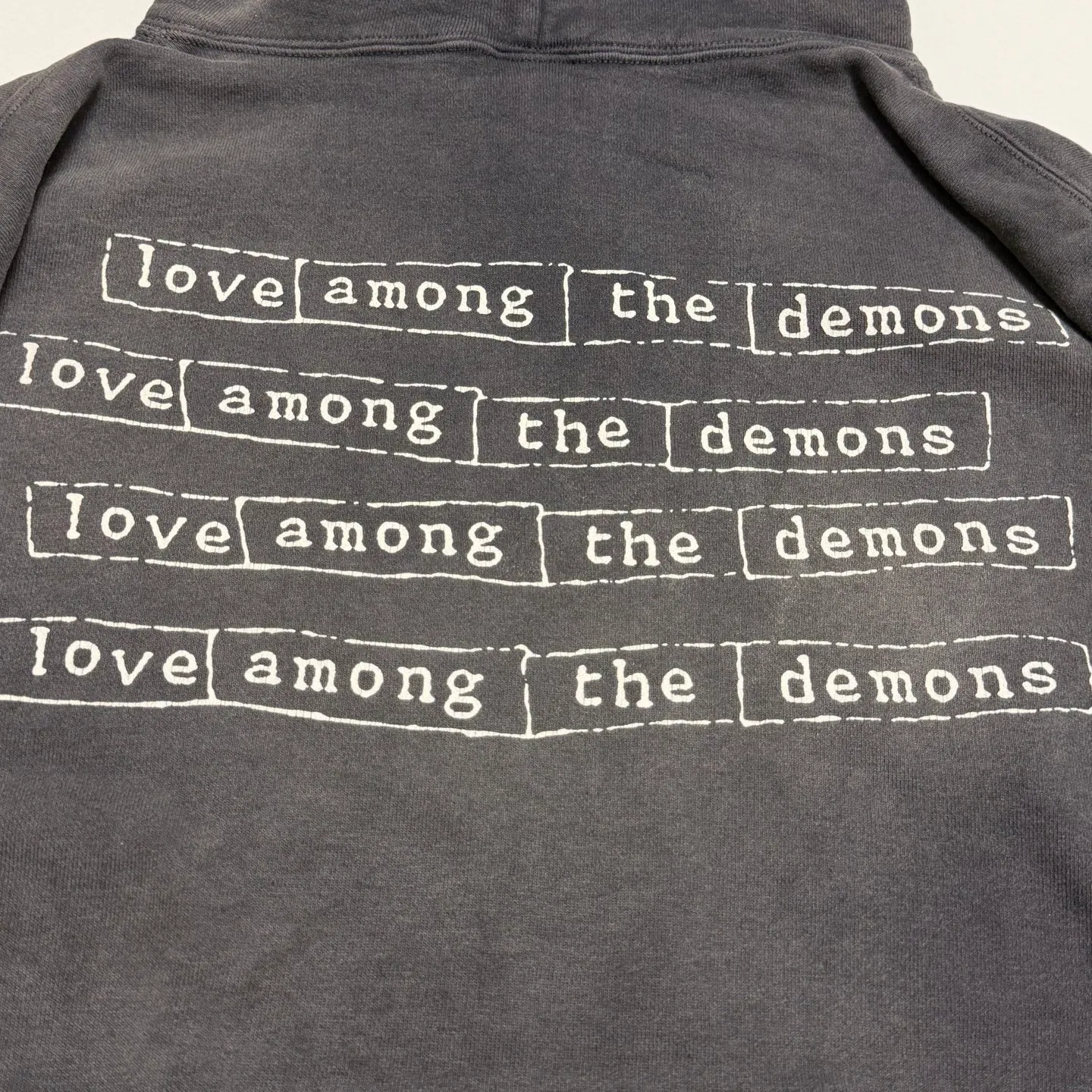 More details SAINT Mxxxxxx HOODIE/LOVE AMONG/BLK blue SAINT barrage slogan hoodie, washed black S-XL, the latest version, revised many times, the version is closer to the original version, and the street flavor is stronger! Heavy washing with water-sprayed fading process for stronger distressing effect. Handmade wormhole destruction treatment. Authentic level extreme distressed crack printing. The main mark and wash mark are all correct versions.